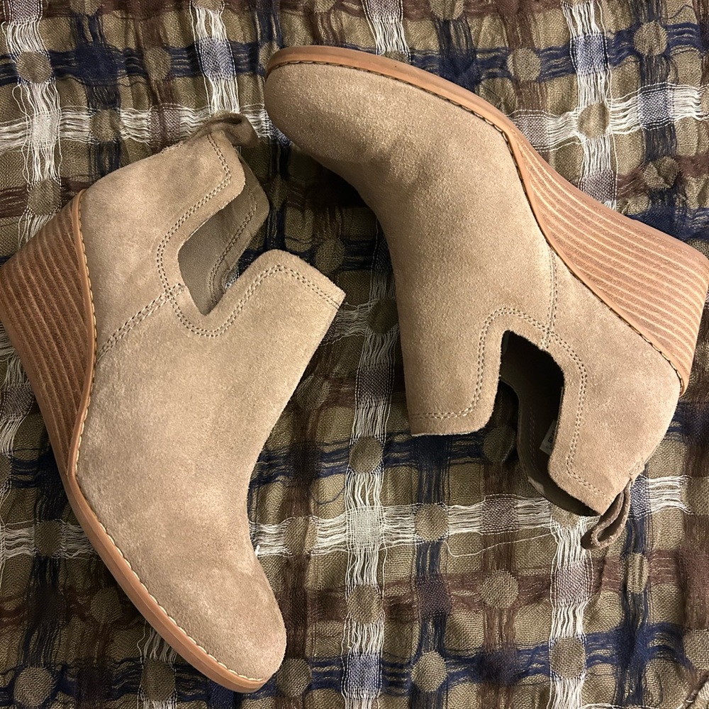 Toms Beige Suede Wedge Booties